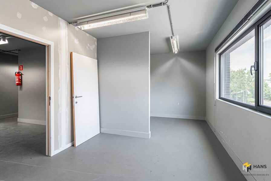 Gebouw (burelen) te koop in DEURNE
