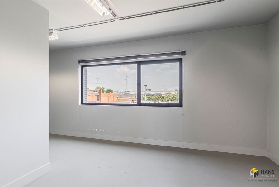 Gebouw (burelen) te koop in DEURNE
