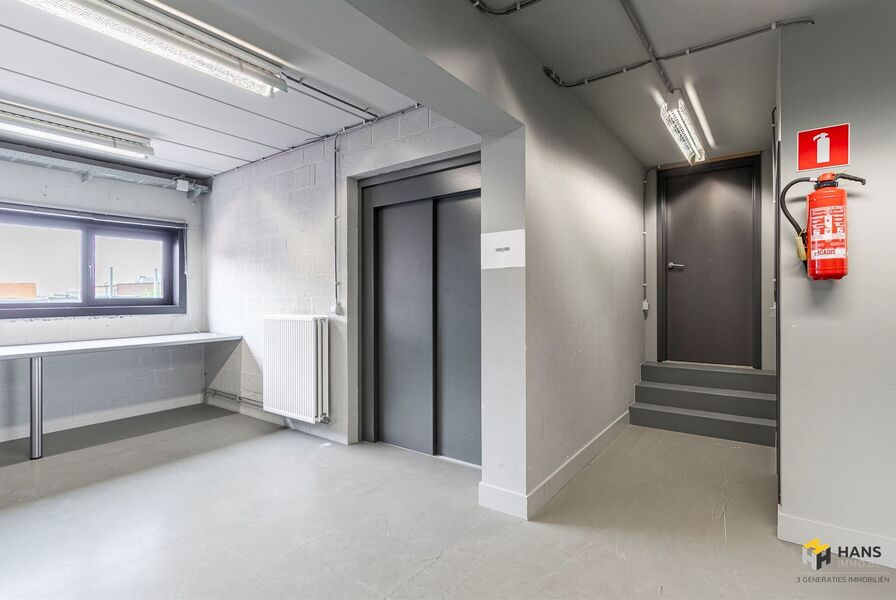 Gebouw (burelen) te koop in DEURNE