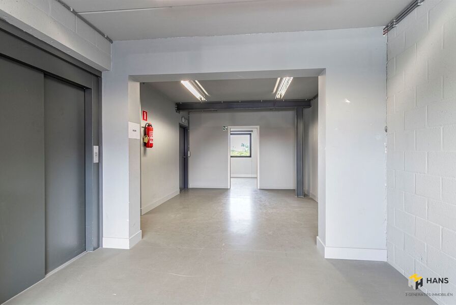 Gebouw (burelen) te koop in DEURNE