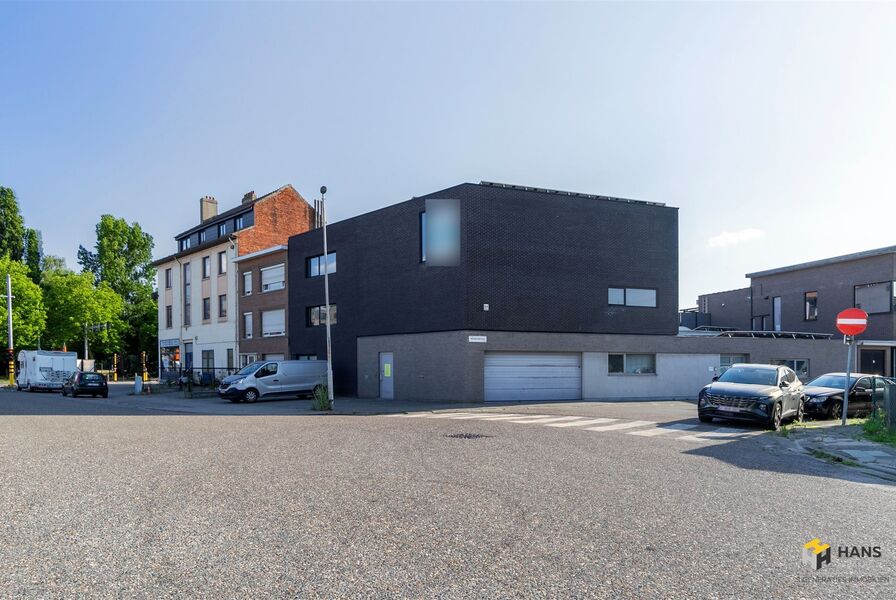 Gebouw (burelen) te koop in DEURNE