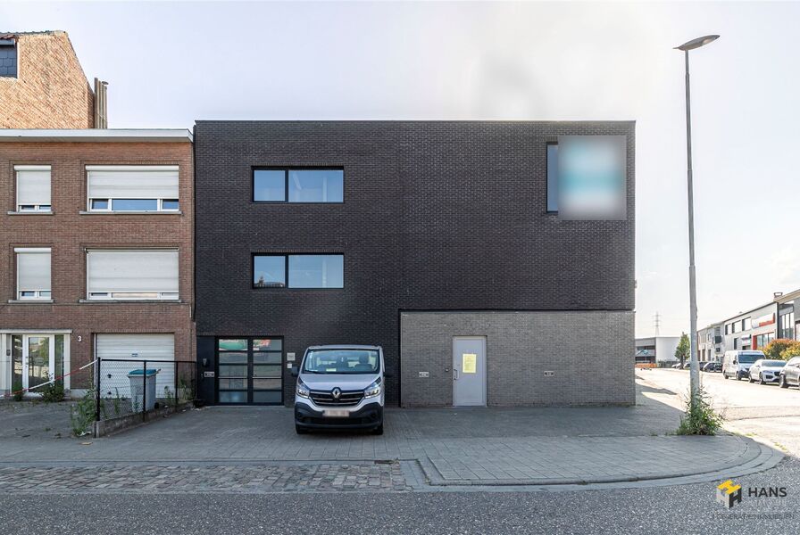 Gebouw (burelen) te koop in DEURNE