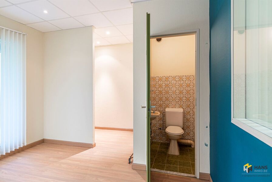 Handelsruimte te koop in BERCHEM